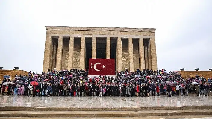 2 bin 500 Uğurlu öğrenciden Ata'ya ziyaret