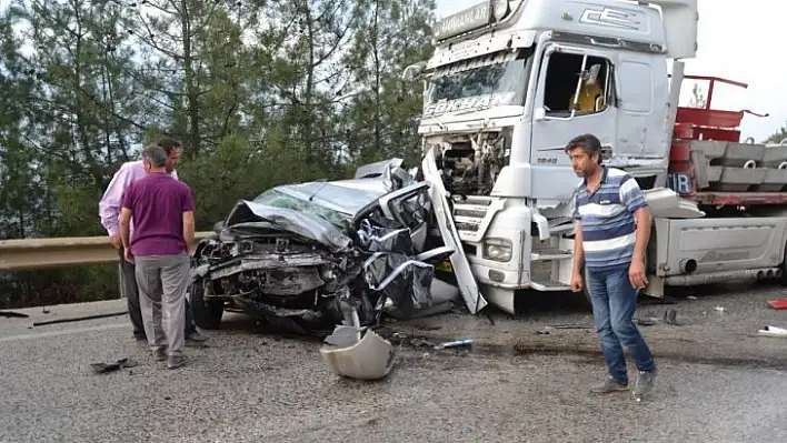 Bilecik'te 2 tırın arasında kalan otomobil hurdaya döndü: 1 ölü