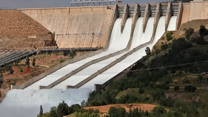 Keban Barajı'nda 3 savak daha açıldı