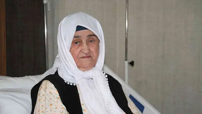 2 doz aşı hayatta tuttu, 89 yaşındaki Firdevs nine koronayı hafif atlattı