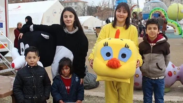 2 kardeş gönüllü olarak depremzede çocukların yüzünü güldürüyor