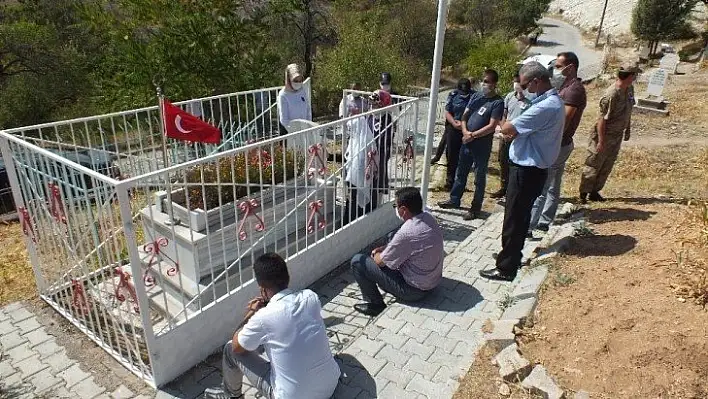 26 yıl önce şehit edilen 6 öğretmenden Elazığlı Rüstem Şen kabri başında anıldı