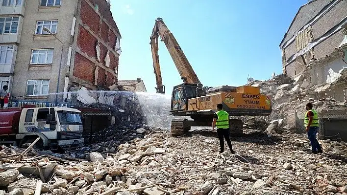 Ağır Hasarlı Binaların Yıkım Çalışmaları Devam Ediyor