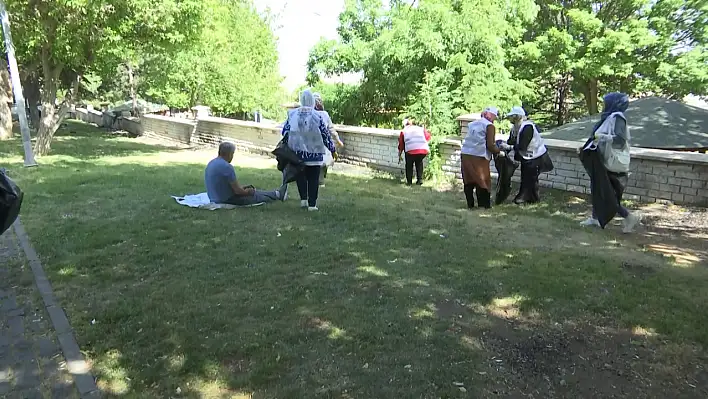 AK Parti heyetinden Harput Mahallesi'nde çevre temizliği etkinliği