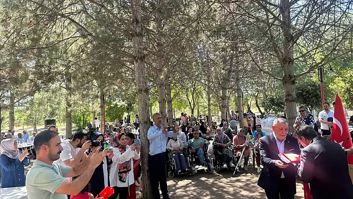 AK Parti İl Kadın Kolları ve Yurtbaşı Belediyesi işbirliğinde aşure etkinliği