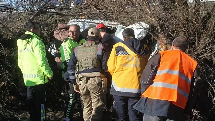 Araç ağaçların arasına girdi, sıkışan sürücü yarım saatte kurtarıldı