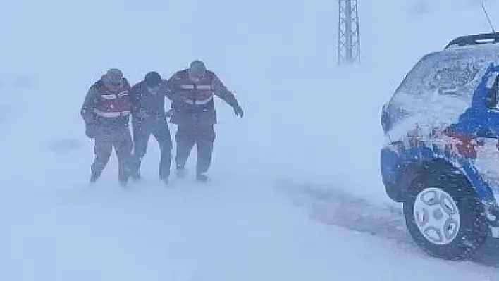 Aracı arza yapan ve donma tehlikesi geçiren şahsı jandarma kurtardı