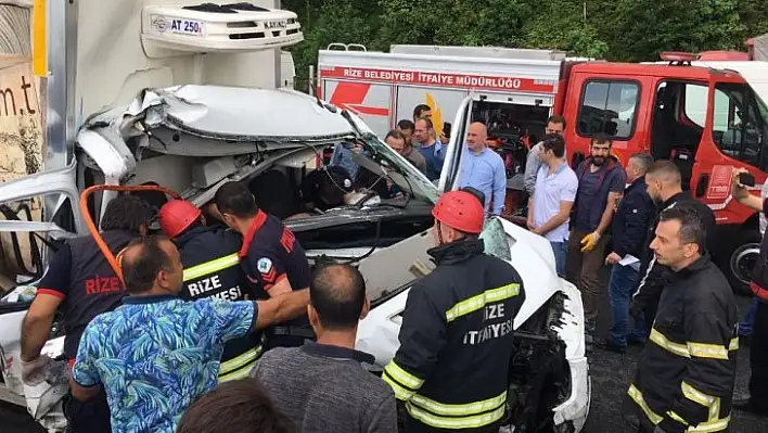 Araçta sıkışanları çıkarmak için uzun süre uğraş verdiler