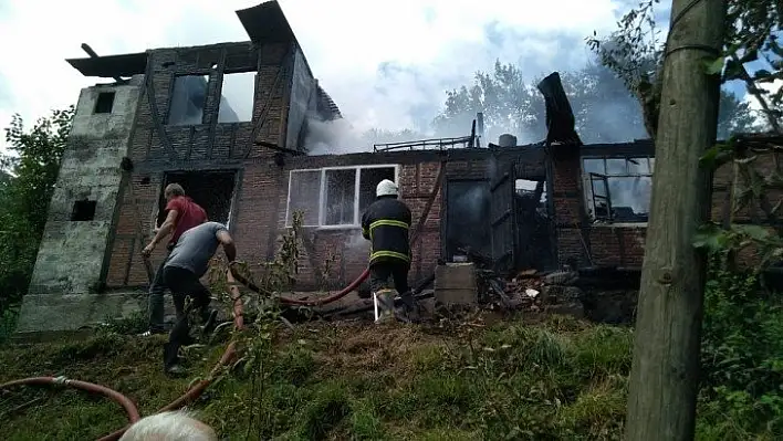 Artvin'de iki ailenin kaldığı ev küle göndü