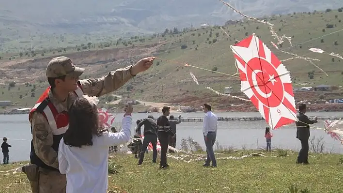 Ay yıldızlı uçurtmalar,  renkli görüntüler oluşturdu