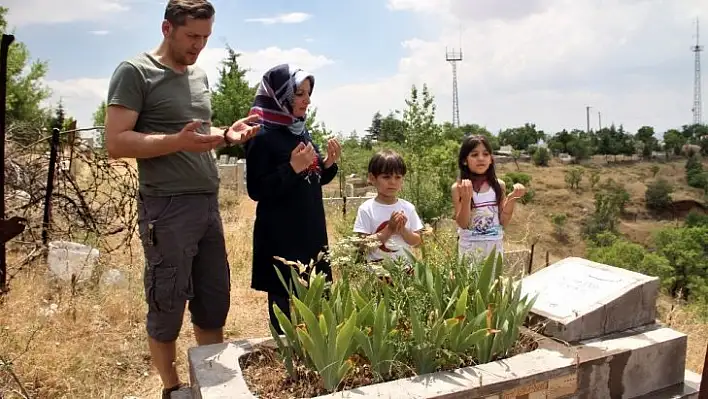 Babalar Günü'nde mezarlıklarda anlamlı ziyaret