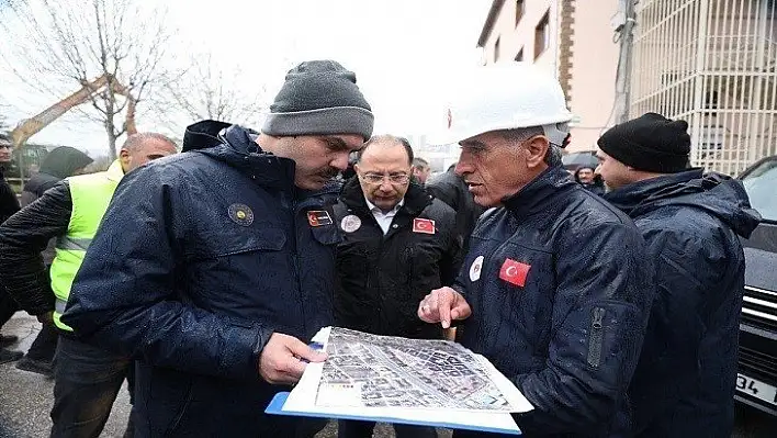 Bakan Kurum, yıkım ve inşa çalışmalarını yerinde inceledi