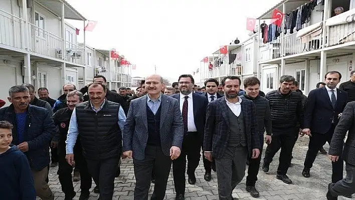 Bakan Soylu Geçici Konaklama Merkezini ziyaret etti