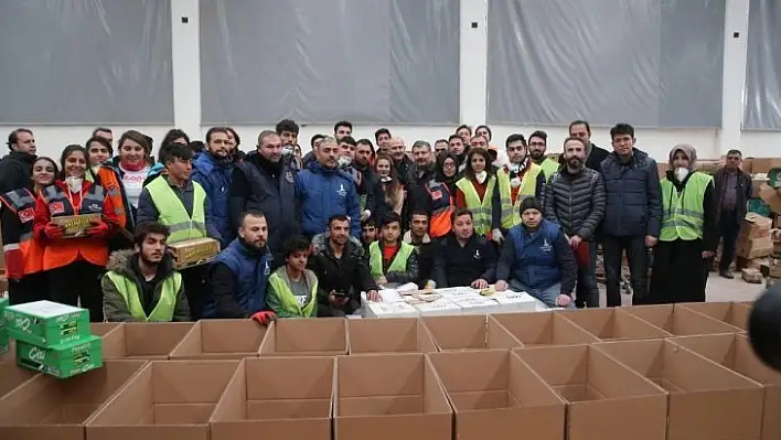 Bakanlar yardım kolilerinin doldurulmasına yardım etti