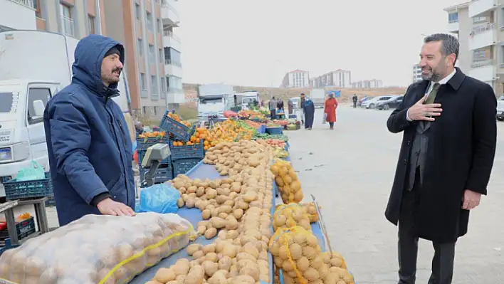 Başkan Şerifoğulları, pazar esnafını ziyaret etti