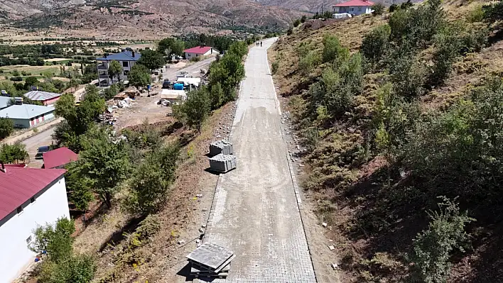 Başkaynak Köyü'nde kilit parke çalışmaları hızla devam ediyor