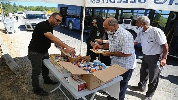 Belediye'den Su ve Lokum İkramı