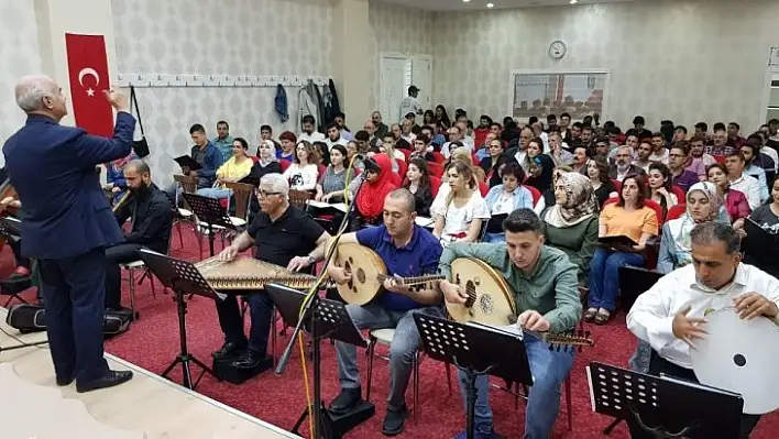 Belediye korosundan yabancı öğrencilere konser