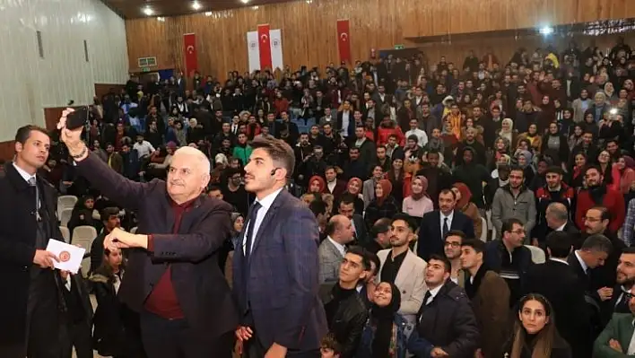 Binali Yıldırım'ın 'Koltuk elden gitti' esprisi herkesi güldürdü