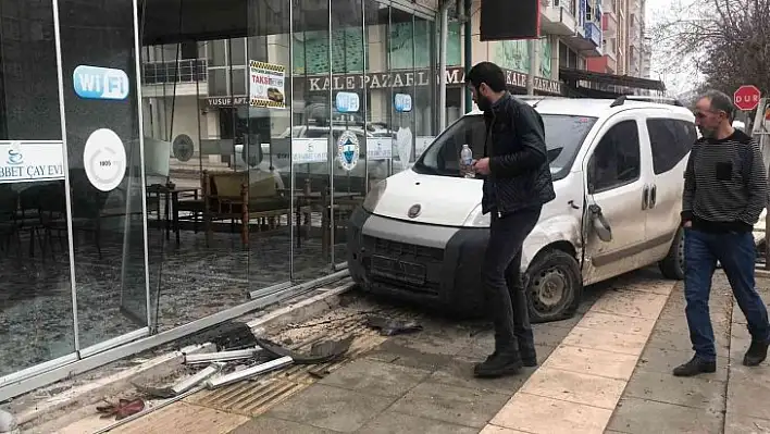 Çarpışan araçlardan biri iş yerine girdi, o anlar kameralara yansıdı