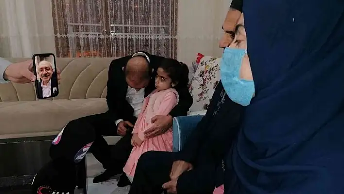 CHP Genel Başkanı Kılıçdaroğlu, Elazığ depreminin simgesi 'Yüsra Bebek' ile görüştü