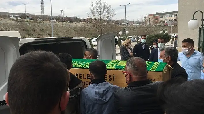 Cinayete kurban giden Emine'nin cenazesi ailesinin gözyaşları arasında morgdan alındı