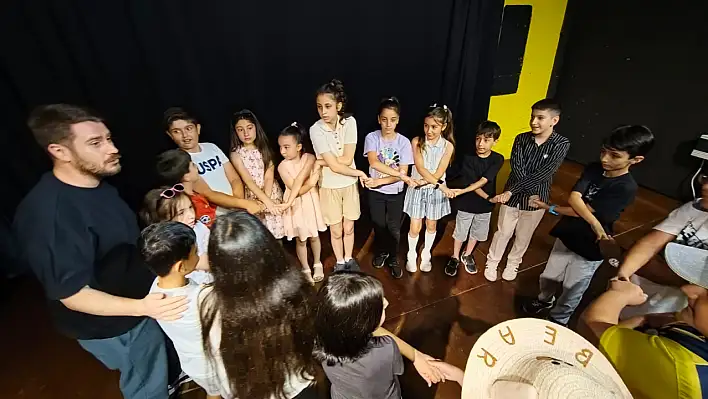Çocuk Meclisi'nde tiyatral esinti