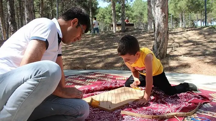 Çocuklar, unutulmaya yüz tutmuş oyunlarla şenlendi