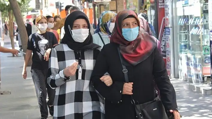 Covid-19 artınca, Elazığ'da herkes maske takmaya başladı