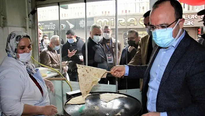 Denetime çıkan Vali, hem çay borçlarını ödedi, hem de  gözleme yaptı