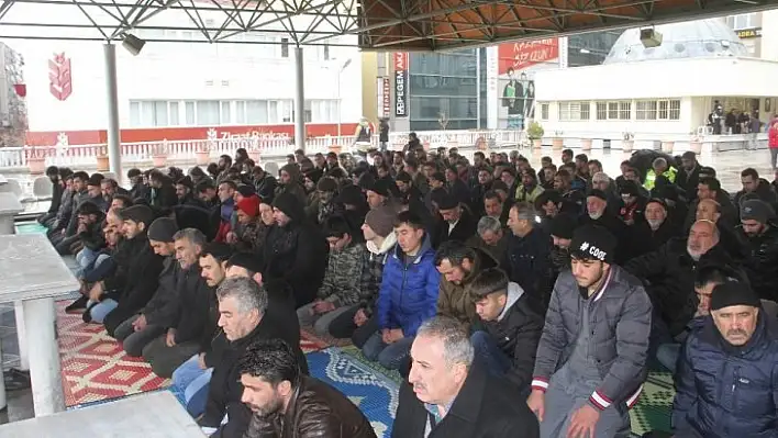 Deprem sonrası ilk Cuma namazında Elazığ'da camiler doldu, taştı