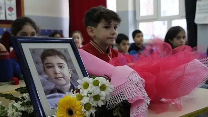 Depremde hayatını kaybeden Muhammed'in masasına çiçekler bırakıldı