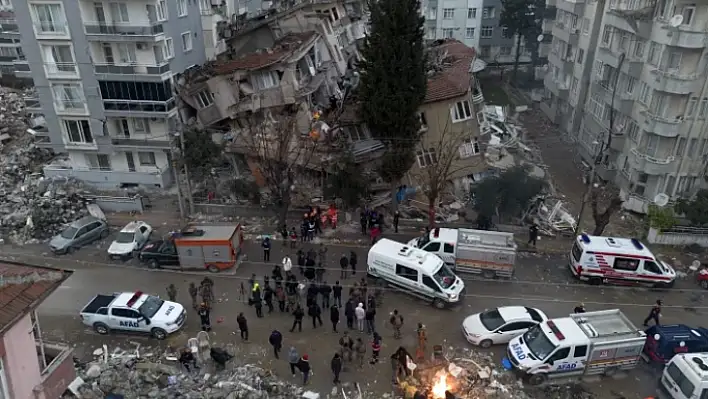 Depremin bıraktığı hasar gün ışığı ile ortaya çıktı