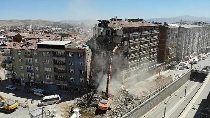 Depremin vurduğu Elazığ'da yıkımlar hızlandırıldı, 16 noktada çalışma başladı