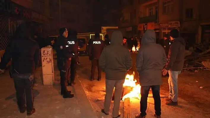 Depremin yaşandığı Elazığ'da vatandaşlar sokaklarda sabahladı