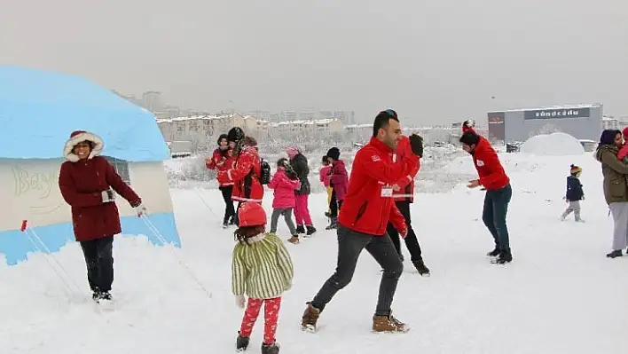 Depremzede çocuklar kartopu oynayarak eğlendi