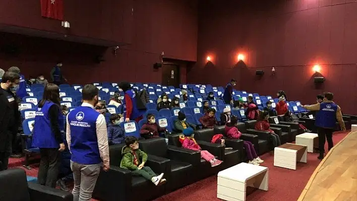 Depremzede çocuklar sinema keyfi yaşadı