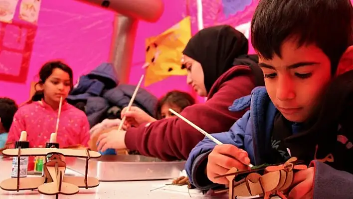 Depremzede çocuklara gönüllü öğrencilerinden destek