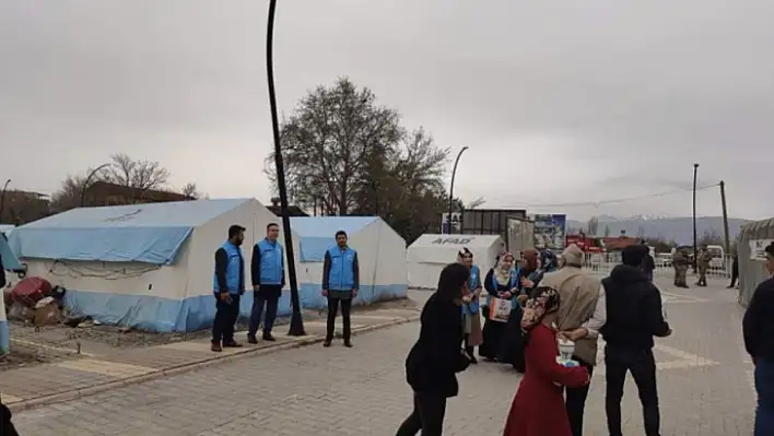 Depremzedeler onuruna iftar yemeği verildi