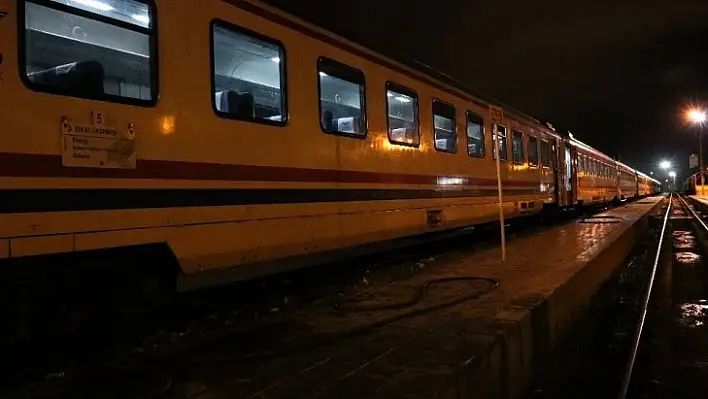 Depremzedelerin vagonda yaşamı
