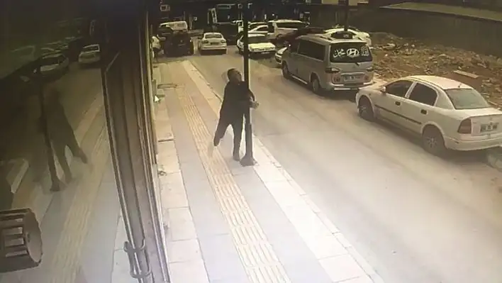 Direğe adeta kafa attı, neye uğradığını şaşırdı