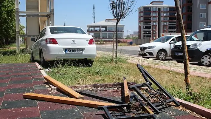 Otomobil seyir halindeyken sürücü kalp krizi geçirdi