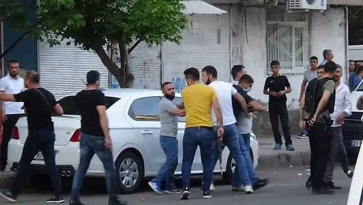 Diyarbakır'da pazar yeri kavgasında silahlar konuştu: 12 yaralı
