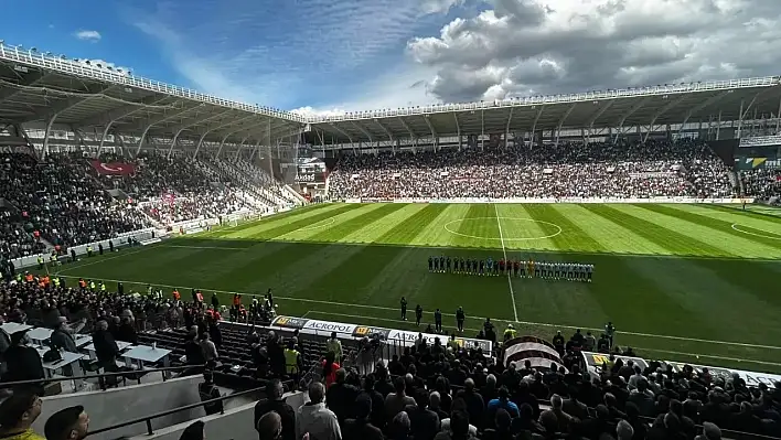 Elazığ Atatürk Stadyumunda iğne atsanız yere düşmeyecek!