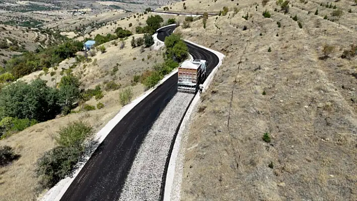 Elazığ Belediyesi, 8 mahallede yol yapım çalışması gerçekleştiriyor