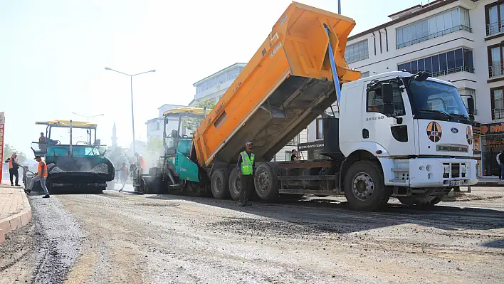 Elazığ Belediyesi asfalt yenileme çalışmalarını sürdürüyor