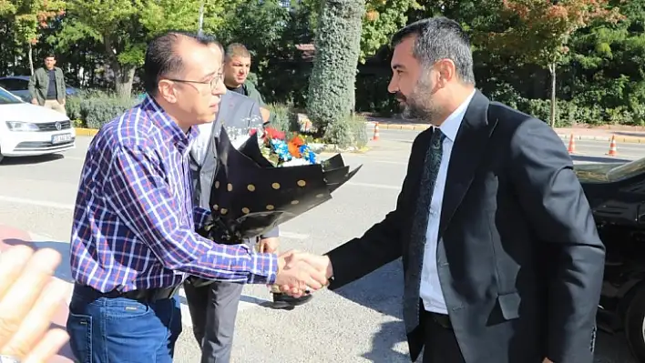 Elazığ Belediyesi çalışanlara yüzde 45 zam yaptı, Başkan Şerifoğulları kapıda çiçeklerle karşılandı