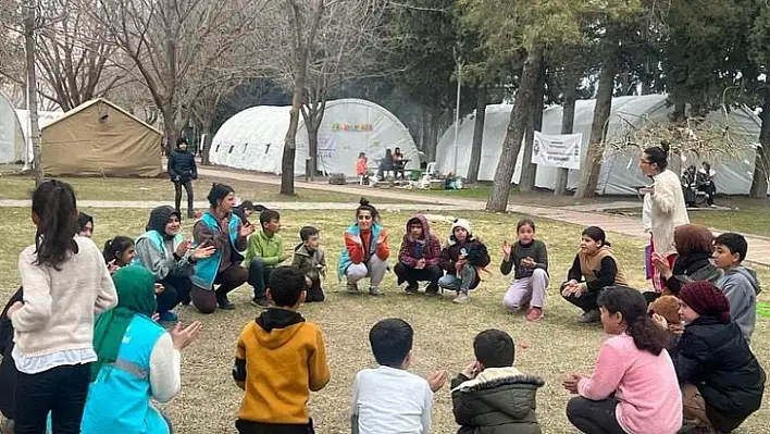 Elazığ Belediyesi depremzede çocukların neşe kaynağı oldu.