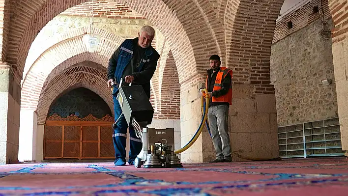 Elazığ Belediyesi ekiplerinden yoğun bayram temizliği çalışması