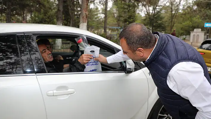 Elazığ Belediyesi, kabir ziyaretinde bulunan vatandaşlara Yasin'-i Şerif, karanfil ve badem şekeri dağıttı